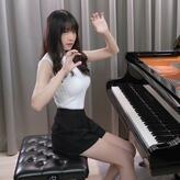 Ru’s Piano nude #0002